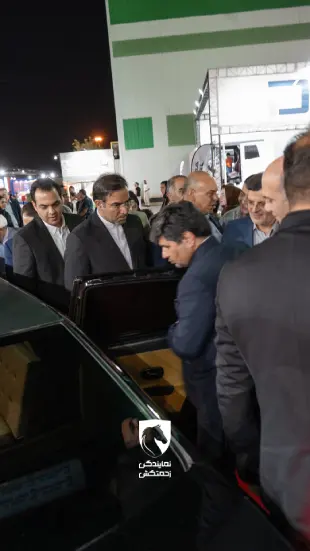 بازدید اقایان از خودرو لیموزین زحمتکش