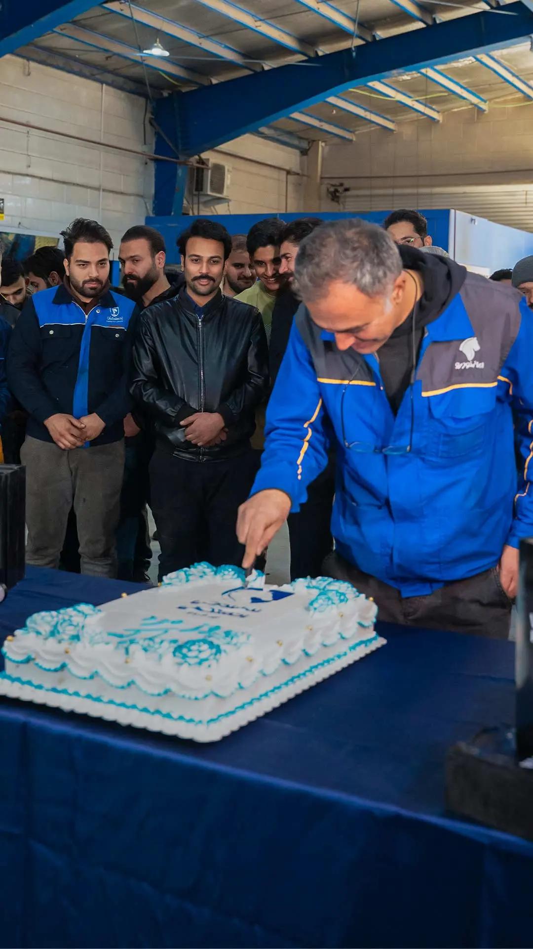 مراسم تجلیل روز مرد در نمایندگی ایران خودرو مشهد زحمتکش ۳۱۰۶